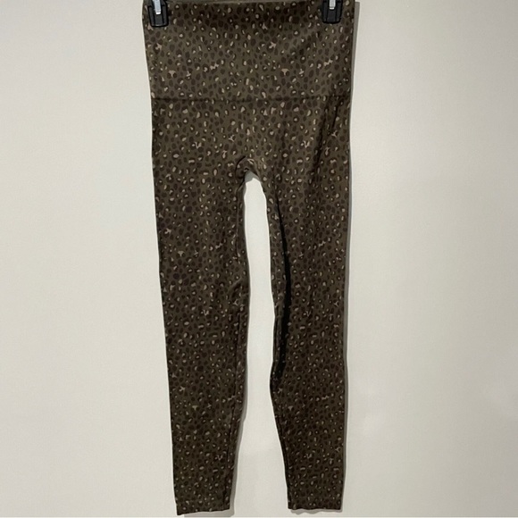 NWT SPANX Look At Me Now Seamless Olive Leopard Leggings Size Small - Picture 2 of 5